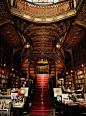 葡萄牙波尔图新哥特风格的Livraria Lello书店，始于1906年，诠释了天堂阶梯的最终的定义。