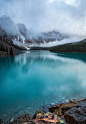 【加拿大 梦莲湖】有如镶嵌于加拿大班夫国家公园中的一颗美玉，淡淡的云雾在湖面上空盘旋，整个画面有如仙境一般。