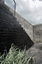 印度KHOPOLI住宅 KHOPOLI HOUSE BY SPASM DESIGN ARCHITECTS

彼得斯莱  · 建筑	 · 暂无评论

TAGS: 住宅, 印度, 混凝土, 独立住宅

这座混凝土住宅位于印度孟买马哈拉施特拉邦（Maharashtra），由当地建筑设计公司 SPASM Design Architects设计。
Khopoli House坐落在一个满是岩石的山坡上，SPASM Design Architects以当地盛产的黑色调玄武岩为材料，在石材内掺入混凝土，建造出这座与环境完