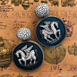 By：Hemmerle 
「Hidden Treasures」，灵感源自19世纪末至20世纪初 Hemmerle 为巴伐利亚王室和梵蒂冈制作的勋章。设计师参考了 Hemmerle 自1904年收集至今的多件铁制勋章铸模，在珠宝中重现飞马、风车、蕨叶等经典设计元素。 