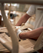 Y椅的制造是一件颇具挑战性的工作，其轻巧的结构和完美细节要求近乎苛刻的制作工艺以及制作师对木材榫卯结构的深刻理解。