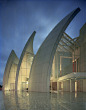 罗马千禧教堂（Jubilee Church）由美国建筑师理查·迈尔（Richard Meier）设计，于2003年完工。教堂高57～90尺不等，如船帆状的三片白色弧墙，层次井然地朝垂直与水平双向弯曲，似球状的白色弧墙曲面。百科：