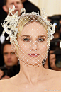 #METGALA# Headpieces @ MET GALA 2018 | 以天主教为主题，本届MET GALA上最不缺少的就是亮眼的头饰，Amber Heard/Kate Bosworth/Rosie Huntington-Whiteley/Lana Del Rey和Lily Collins将自己扮成了风格各异的圣母像，Rihanna的教皇帽很有Co-chair风范，最厉害的还是Jared Leto，直接将自己扮成了耶稣 ​​​​