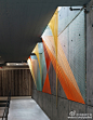 建筑师Inés Esna用各种颜色的绳子创作了一个名为“棱镜（Prism）”的装置艺术作品。作品位于布鲁克林一座住宅的大厅中，五颜六色的绳子与昏暗冰冷的混凝土形成强烈对比，绳子组成的形状随着视线的位置不同而改变。#求是爱设计#