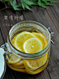 材料
柠檬  
蜂蜜  
作法
1.柠檬用盐摩擦表皮（杀菌去果蜡），用清水洗净，拭干，切成薄片；
2.取一个干净干燥的玻璃瓶子，在瓶底铺一层柠檬；
3.倒入两大勺蜂蜜。再铺一层柠檬，再倒蜂蜜；
4.如此反复，直到放入全部柠檬片。蜂蜜量最好是多点儿，跟柠檬片齐平；（图中我放的量偏少了，家里蜂蜜储备不够）
5.密封瓶盖，秋冬放室温即可，春夏最好放冰箱储存，一般密封两天后，第三天就可以打开泡柠檬蜂蜜水喝了；
6.喝的时候，取两三片蜜渍柠檬，兜两勺柠檬蜂蜜汁，用温开水或者凉开水冲泡饮用。