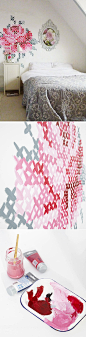 【创意】荷兰女设计师Eline Pellinkhof是位十字绣爱好者，她在自家墙上绘制了一幅类似十字绣视觉效果的玫瑰，方法很简单，找来现成的十字绣图案，对应位置在墙上画叉就行，只是对调色有一定要求。