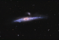 NGC4631是一个美丽的大型螺旋星系，它侧对着我们，让它有点变形的楔形外观，看上去像条鲸鱼。在鲸鱼星系上方的小型椭圆星系NGC4627，它是鲸鱼星系的卫星星系。By:Adam Block