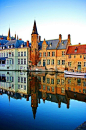 “Brugge”荷语就意为“桥”。布鲁日城内，河道遍布，50座以上的桥架在城中的各个角落，很多建筑是依河道而建。布鲁日中世纪曾经是欧洲著名的港口城市和商埠。如今仍完整保存了中世纪的城市整体风貌，护城河、城墙等，城市内少有机动车和柏油路。