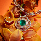 金质项链，镶嵌祖母绿、红宝石和钻石，1969年。