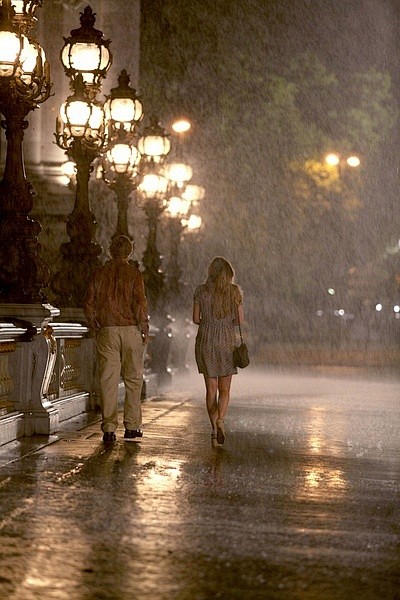不会抱怨对方没带雨伞，而是一起在雨中散步...