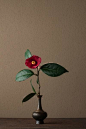[一日一花 川癞敏郎的插花专栏] 日本当红花艺大师川瀨敏郎(Kawase Toshiro)插花艺术：-----是“自然野趣流”的代表人物，他喜欢用一些古老、质朴、布满历史痕迹的器皿当做花器，依据时节到山野里找最当令的花叶，融入花器中，并持续在新潮社网站上连载“一日一花”专栏。川濑敏郎1948年出生于京都，自幼师从最古老的池坊花道，日本大学艺术学部毕业后，前往巴黎大学留学，回国后不拘泥于流派，回到花道的原点，从事表现日本肖像的自由创作。川濑敏郎的插花艺术讲究顺其自然，任何物品都......