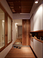 这栋位于日本神户兵库县滩区的住宅是由 Fujiwarramuro Architects 所设计，占地仅不到 37 平方米，狭长的空间内运用许多巧思让房子感觉大了许多。一到三层楼以大量条板状地板 天花板以及室内家具设计，缩小狭隘的视觉感受，从天井透入的阳光也营造出是内外结合的宽广意象。