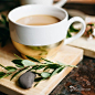 DIY手工喷金马克杯咖啡杯制作教程图解  纯白色的陶瓷马克杯用的时候总觉得有些沉闷，不如使用超级容易的方法让它变成为优雅且漂亮的咖啡杯，摆放在厨房间还能成为一件亮眼的厨具摆设。 #DIY#