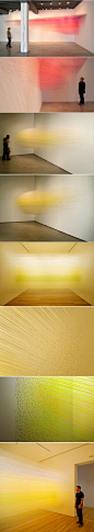 艺术家Anne Lindberg的装置作品，用线条来重新定义了空间。她用几百根毫米级别粗细的线，编织成连接在墙体上的三维网状结构，在色彩和光线的作用下形成独特空间效果。