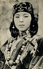 Ainu, early 20th century, Hokkaido, Japan日本的愛奴族。他們的裝扮代表了和服較原始的狀態