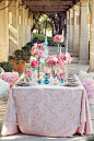 浪漫甜蜜的蓝色、粉色下午茶餐桌布置，餐具、器皿、花艺、餐桌摆设都非常有复古调-婚礼素材收集者-喜结网汇聚婚礼相关的一切