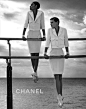 Chanel（香奈儿）2012春夏女装广告大片预览
Chanel（香奈儿）2012春夏女装广告大片依旧是由老佛爷Karl Lagerfeld亲自操刀，但镜头中已经不再是我们熟悉的“F王子”Freja Beha Erichsen了，而是由新面孔Saskia de Brauw 与Joan Smalls演绎。两位新宠超模身穿2012春夏白色套穿，梳起干净利落的发型，在海边架起高低杠，以体操选手的姿态示人，在黑白色调的光感下格外与众不同！