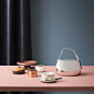 electronic kettle jacqueline : JACQUELINE gives a touch of refined elegance to the perfect tea-brewing.<br>Its shape recalls the iconic one of a bag and it is inspired by the traditional ceramic teapot, here reinterpreted with a contemporary spin. I