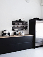 A striking black, white and wood kitchen in a Finnish home in a converted factory / Projekti Verkaranta - Jutta K.: 