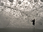[气球艺术空间] Scattered Crowd 是一个非常特别雄伟的艺术装置，是由来自德国的艺术家 William Forsythe 所设计，William 在一个房间内摆满数以千计的气球并邀请参观者进入此房间内与此装置互动，当走在充满大小不同，白色透明的气球房间内，参观者无论是选择接触气球又或者是避开气球，这样的互动也成为此艺术装置的一部分。最近观察到的一些艺术家，在创作上似乎越来越重视与参观者之间的互动，不再像是从前那种单向式的讯息传达，更多的着重在艺术装置与参观着间互......