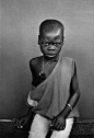 Sebastião Salgado Criança deslocada que perdeu sua família, em Mopéia. Província de Zambeze, (Moçambique, 1994).