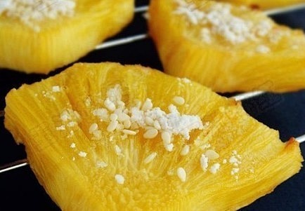 【烤菠萝】做法：1. 菠萝去皮切块，放淡...