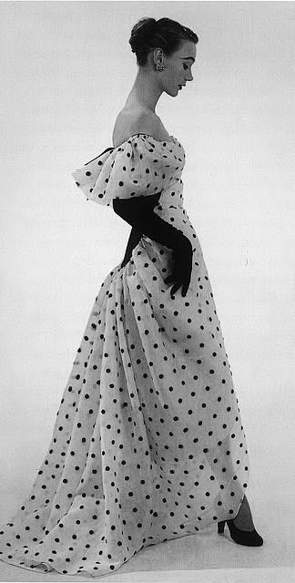 Balenciaga,  1952关注时...