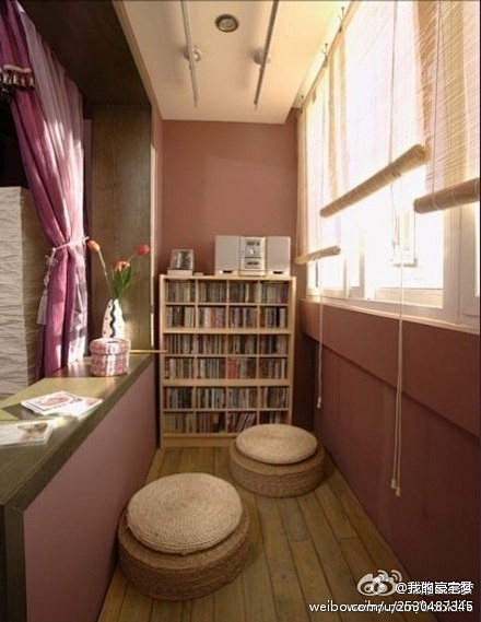 阳台设计成读书角落，暖暖的阳光，席地而坐...