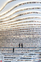 天津滨海图书馆"书山"造型震撼亮相 被外媒誉为“全球最酷图书馆”