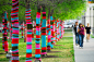 德州大学奥斯汀校区布兰顿博物馆外的缤纷针织树木