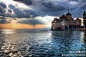瑞士里维埃拉的西庸城堡，座落于日内瓦湖畔，霞光照耀下十分美丽