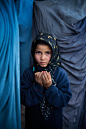 Steve McCurry摄影作品：不同的童年
 祈祷中的女孩，阿富汗，喀布尔