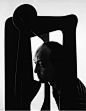 Isamu Noguchi 野口勇，日裔美国艺术家和景观设计师，1947年。阿诺德·纽曼（Arnold Newman）作品