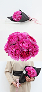 1982年，日内瓦House Meilland玫瑰园，培育出一朵新品种玫瑰，获得国际新品种玫瑰竞赛冠军。为感念伯爵表传人Yves Piaget先生对玫瑰栽植的贡献，被命名为“Yves Piaget Rose”（伯爵玫瑰）——野兽派历经曲折，将这朵尊贵的传奇玫瑰，带入中国大陆。几月前曾推出盛装3朵的伯爵花盒，客人反映尚不过瘾，现推出加强版花束，纪念此花美丽绽放30年。