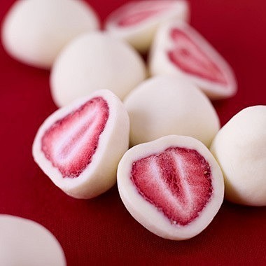 酸奶草莓：把草莓泡进酸奶里然后冷冻就变成...