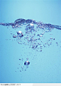 水精灵-浅蓝色水中的气泡