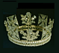 1820年为乔治四世国王的加冕礼制造了这顶王冠，伊丽莎白女王只有在非常正式的场合以及在绘制邮票，钱币上的肖像时才会佩戴它。上面镶有1333颗钻石，包括四颗淡黄色的钻石。这顶王冠从未被王室里的男性所使用，只有女王和王后才能佩戴它，从阿德莱德王后到伊丽莎白女王。