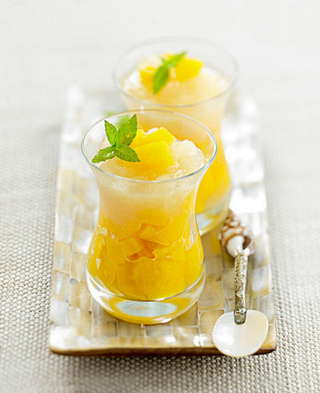 蜂蜜菠萝茶】---⑴材料：菠萝、柠檬、冰...