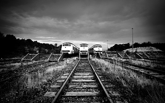trains grayscale rai...
