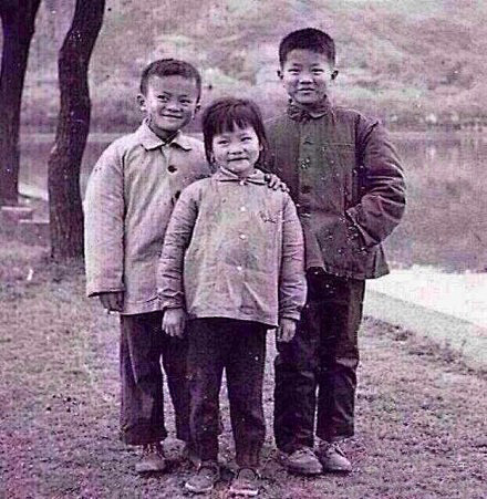 左边这个贼笑着的小伙子竞成了中国的首富，...