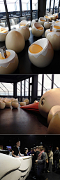 视觉艺术：【创意/设计】Le Nid（鸟巢）是位于法国城市南特的一座酒吧，座落在144米的高层建筑上，就像它的名字一般，整座酒吧以鸟为元素进行设计，吧台和座椅是可爱的蛋壳形状。整体设计来自法国设计师Jean Jullien，官网：http://t.cn/zWjHf5c。