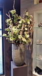 Decoratie met berkenstammen en witte bloemen. www.decoratiestyling.nl: 
