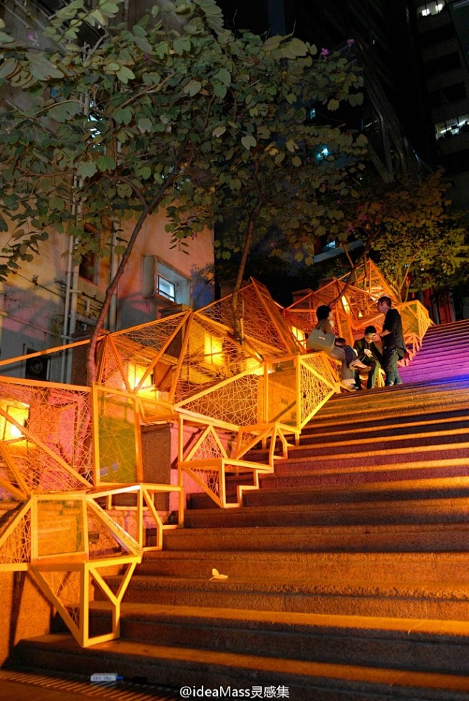 【创意台阶坐凳】项目位于香港，该公共装置...