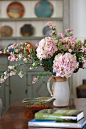 家中放置一些美丽的花瓶摆件，就会给家增添一份清新的气息
