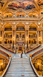 葛尼耶的设计风格融合了古希腊、罗马和巴洛克建筑精华。歌剧院内铺设大理石的花纹地板、悬挂华丽的水晶吊灯和雍容华贵的红丝绒布座椅，分别安置在屋层楼高的观众席上，让巴黎歌剧院呈现出欧洲宫殿般的豪华气派。——巴黎歌剧院#法国欧洲