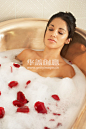 摄影,红色,斜躺着,室内,发型_200312454-001_Young woman soaking in bubble bath with rose petals, eyes closed_创意图片_Getty Images China