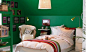 绿色是一种充满生命力的颜色，卧室的墙面一绿色为主色让整个睡眠的空间都有着环保的气息，一切都是那么的生机勃勃。粉色和其他狼色的注入，有避免了单纯绿色所带来的压抑感。