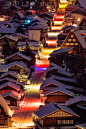 Snowy Night in Shirakawa-go, Japan。日本白川乡下雪的夜晚。白川乡位於日本中部的岐阜县白山山麓，是个四面环山、水田纵横、河川流经的安静山村。这各山村的特别之处即是有名的「合掌造」，是日本传统乡村的建筑。「合掌建筑」指的是将两个建材合併成叉手三角形状且用稻草芦苇来舖屋顶，在白川地区又被称為「切妻合掌建筑」，其特徵是两边的屋顶像是一本打开的书一样，成一个三角形状，这也是因应白川地区雪茫的自然条件而发展出来的。#美景##唯美# #美图# #风景# #小清新# #治愈系#自然#场景