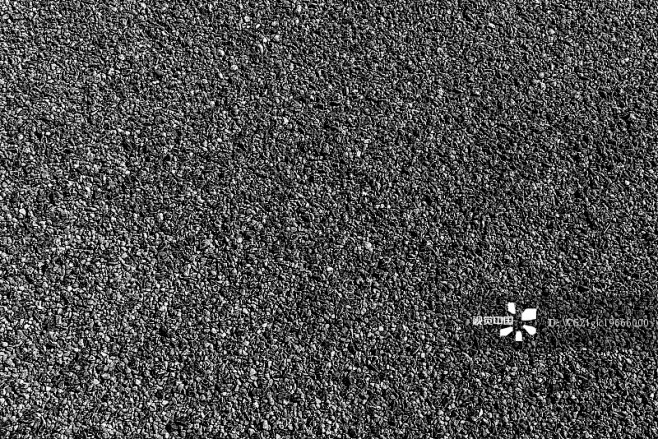 光滑的暗灰色沥青路面纹理小石头