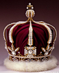 MIKIMOTO特于1978年制作了这顶与玛丽皇后近似的18K金珍珠钻石头冠